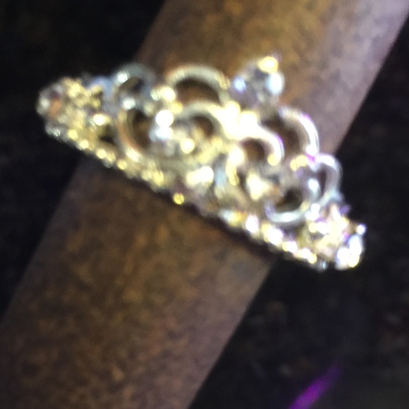 Woman’s Ring - Picture 5 of 5